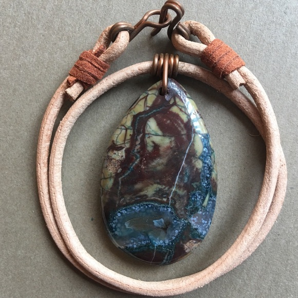 Jewelry - 🔥FLASH SALE🔥16” Agate  Leather Choker Necklace